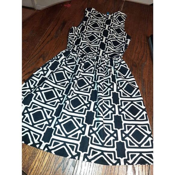 Medium Buttons Sleeveless Elastic Waist Black White V-Neck Midi Dress - Picture 3 of 3